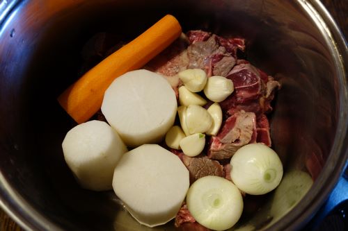 Mettre la viande dans une casserole avec les légumes
