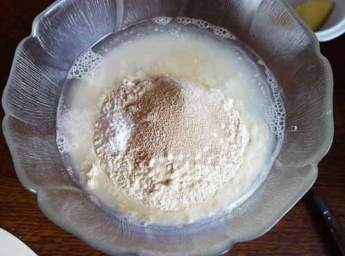 mélangez les ingrédients pour la pâte à pain