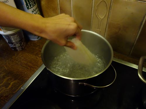Faire boullir de l'eau et cuire les vermicelles de riz pendant 4 min