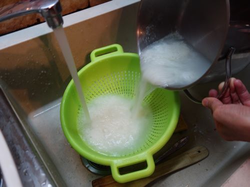 Rincez les vermicelles à l'eau froide et les égoutter.