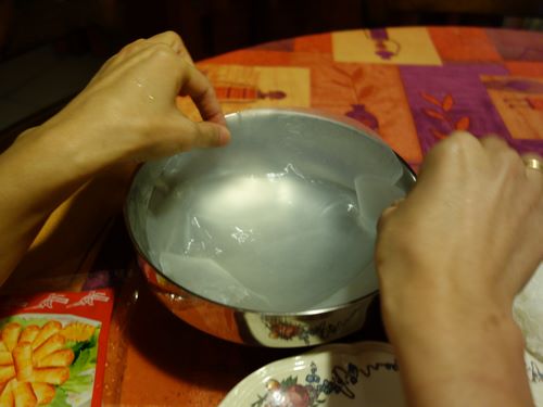 Plonger les galettes de riz dans de l'eau chaude pour les ramollir
