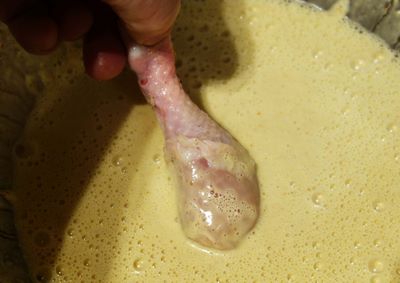 plonger les morceaux de poulet dans la pâte à friture