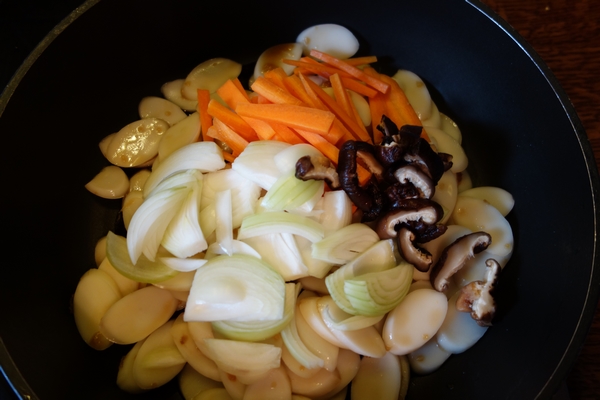 Courvrir les tteoks d'eau et ajouter les légumes