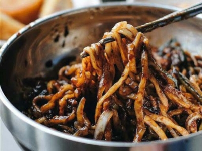 Recette des Jjajangmyeon Coréen: Nouilles et sauce de pâte de soja noir