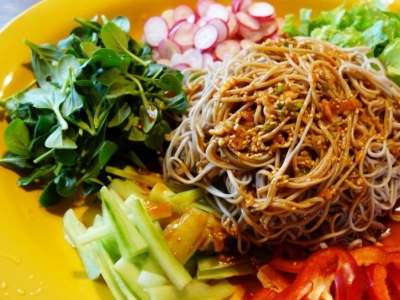  Memil Makguksu (메밀막국수) - Nouilles de sarrasin froides aux légumes